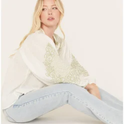 Cleo + Wolf Women's Embroidered Long Sleeve Blouse